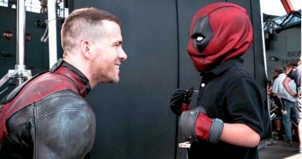 Deadpool nuove foto dal set con Ryan Reynolds e due giovani fan
