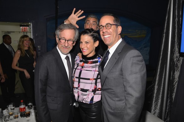 George Clooney photobomb Steven Spielberg, Jessica Seinfeld and Jerry Seinfeld , 3 ott 2013