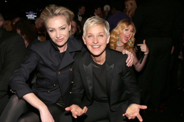 Kelly Clarkson photobomb Ellen DeGeneres e Portia de Rossi, 10 feb 2013