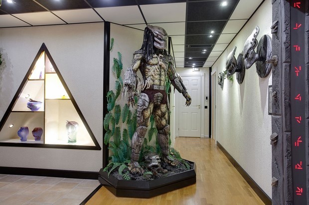 Alien e Predator in Svizzera in vendita una casa a tema (4)