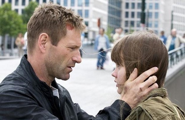 Stasera in tv su Rai 2 The Expatriate con Aaron Eckhart (2)