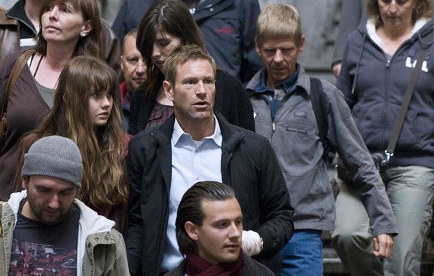 Stasera in tv su Rai 2 The Expatriate con Aaron Eckhart (3)