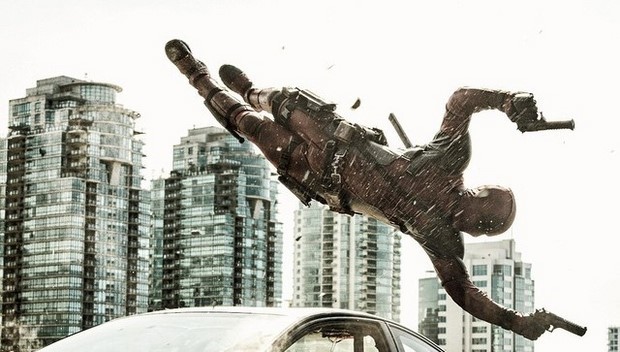 Deadpool nuova foto dal set con un Ryan Reynolds acrobatico (2)