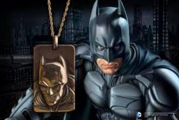 Batman gadget chiavetta USB, scacchiera e pendente (2)