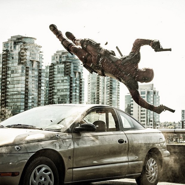 Deadpool nuova foto dal set con un Ryan Reynolds acrobatico