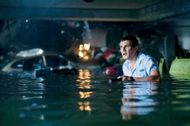 Stasera in tv su Italia 1 Shark con Xavier Samuel e Julian McMahon (7)