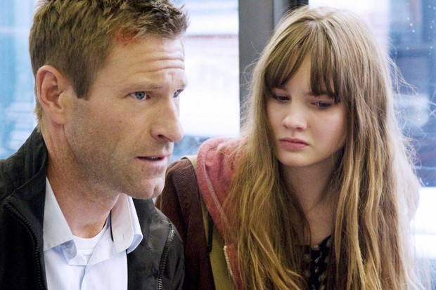 Stasera in tv su Rai 2 The Expatriate con Aaron Eckhart (4)