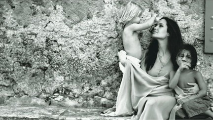 Angelina Jolie fotografata da Brad Pitt per W Magazine