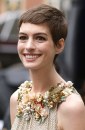 Anne Hathaway compie 30 anni