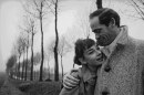 Audrey Hepburn con il marito Mel Ferrer nella campagna parigina, 1 gennaio 1956