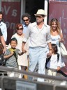 Brad Pitt arriva a Venezia con Maddox e Pax