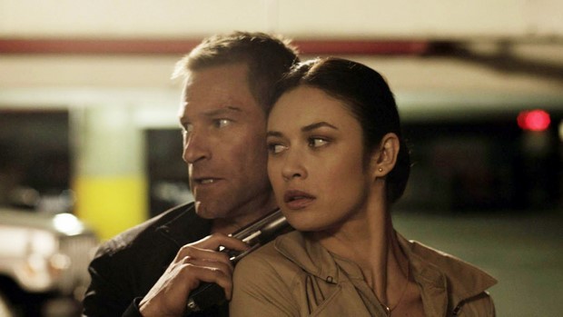 Stasera in tv su Rai 2 The Expatriate con Aaron Eckhart (7)