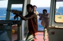 Captain Phillips - Attacco in mare aperto: locandina italiana e foto del film con Tom Hanks