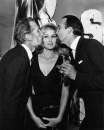 Christopher Lee e Peter Cushing baciano Ursula Andress, 19 ago 1964
