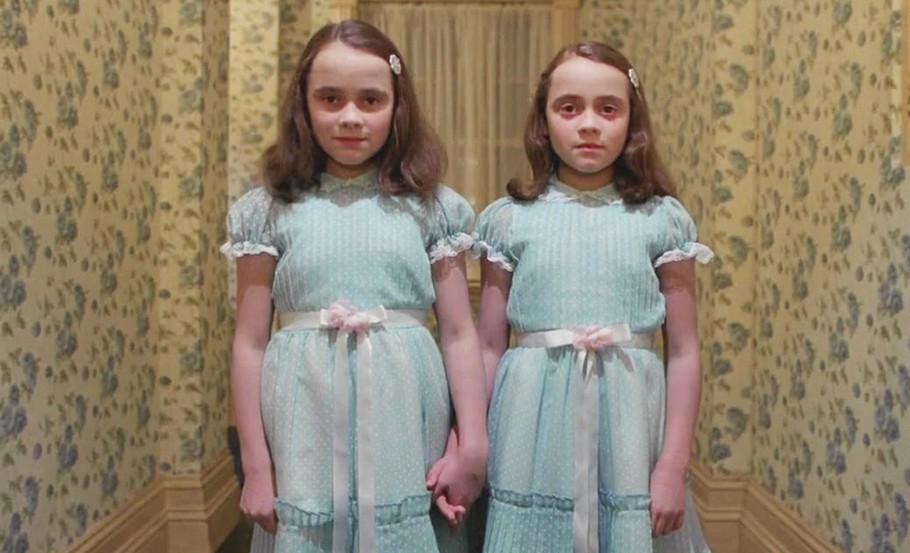 shining-una-foto-immortala-un-fantasma-nellhotel-che-ha-ispirato-il-film.jpg