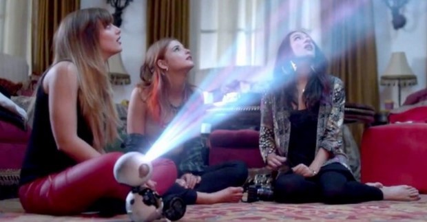 jem-e-le-holograms-secondo-trailer-e-prima-featurette.jpg