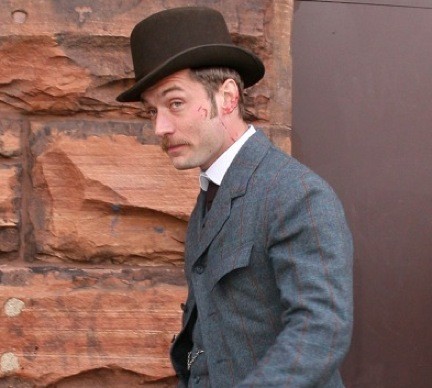 Foto dal set di Sherlock Holmes: Jude Law, Guy Ritchie e Robert Downey Jr.