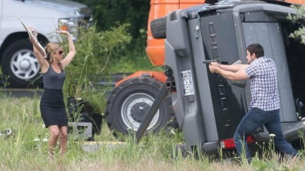 Gerard Butler minaccia Jennifer Aniston con una pistola sul set di Bounty