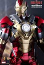 Iron Man 3 - foto action figures Hot Toys armature delle Heartbreaker e Silver Centurion