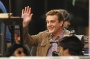 Jason Segel sul set di The Muppets con Kermit, Gonzo e Miss Piggy