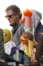 Jason Segel sul set di The Muppets con Kermit, Gonzo e Miss Piggy