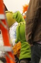 Jason Segel sul set di The Muppets con Kermit, Gonzo e Miss Piggy