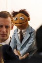 Jason Segel sul set di The Muppets con Kermit, Gonzo e Miss Piggy