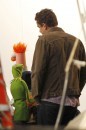 Jason Segel sul set di The Muppets con Kermit, Gonzo e Miss Piggy