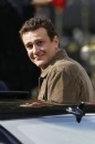 Jason Segel sul set di The Muppets con Kermit, Gonzo e Miss Piggy