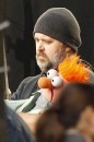 Jason Segel sul set di The Muppets con Kermit, Gonzo e Miss Piggy