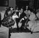 Judy Garland, il marito Sid Luft e i figli Liza (14), Lorna (7) e Joe (5) nella casa di Chelsea, 4 nov 1960