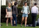 Katie Holmes ed Anna Paquin sul set di The Romantics