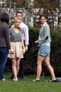 Katie Holmes ed Anna Paquin sul set di The Romantics