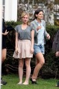 Katie Holmes ed Anna Paquin sul set di The Romantics