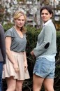 Katie Holmes ed Anna Paquin sul set di The Romantics