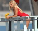 Le foto di Michelle Hunziker come Pamela Anderson sul set di Natale a Beverly Hills