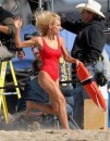 Le foto di Michelle Hunziker come Pamela Anderson sul set di Natale a Beverly Hills