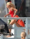 Le foto di Michelle Hunziker come Pamela Anderson sul set di Natale a Beverly Hills