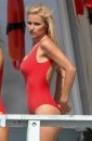 Le foto di Michelle Hunziker come Pamela Anderson sul set di Natale a Beverly Hills