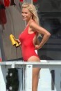 Le foto di Michelle Hunziker come Pamela Anderson sul set di Natale a Beverly Hills