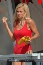 Le foto di Michelle Hunziker come Pamela Anderson sul set di Natale a Beverly Hills