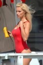 Le foto di Michelle Hunziker come Pamela Anderson sul set di Natale a Beverly Hills