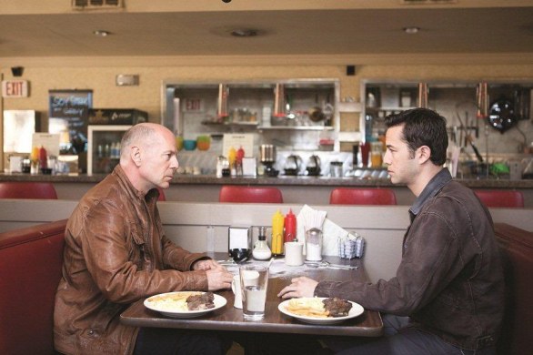 Looper: curiosità, foto e note di produzione sul film con Bruce Willis e Joseph Gordon-Levitt