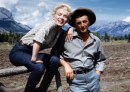 Marilyn Monroe con Robert Mitchum sul set de La magnifica preda - 1954