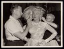 Marilyn Monroe al trucco sul set di Gli uomini preferiscono le bione