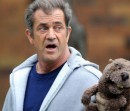 Mel Gibson sul set di The Beaver, con il suo inseparabile castoro