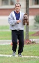 Mel Gibson sul set di The Beaver, con il suo inseparabile castoro