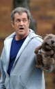 Mel Gibson sul set di The Beaver, con il suo inseparabile castoro