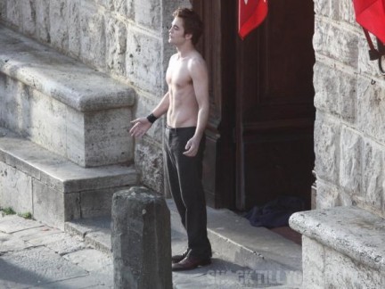 New Moon: il bacio di Robert Pattinson e Kristen Stewart sul set di Montepulciano