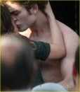 New Moon: il bacio di Robert Pattinson e Kristen Stewart sul set di Montepulciano